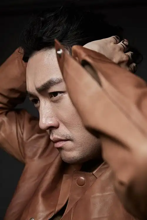 张博复古大片曝光 长发造型吸睛尽显熟男魅力