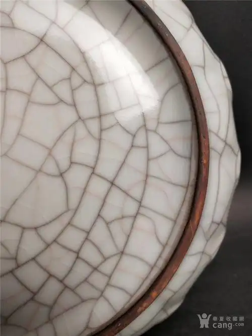 宋官窑金丝铁线花口笔洗