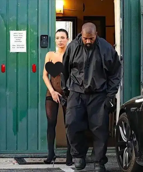 细数47岁侃爷与29岁娇妻的奇异服装秀这就是自由的美国