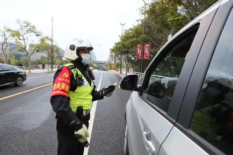 践行总要求致敬公安英雄全国优秀人民警察夏新平把办公室搬到马路上