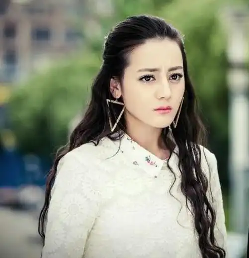 2016年播出的《爱的阶梯》,饰演宋子涵