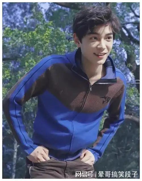 看丁禹兮瘦,人家现在开始健身了,身材也是不错的,穿衣显瘦,脱衣有腹肌