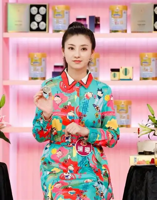 斓曦好歹是个明星穿起球毛衣很寒酸不能体面一些吗