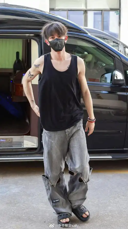 黄俊捷摸夏之光腹肌