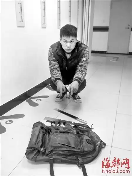 两青年蒙面持刀抢劫便利店 曾1小时连抢3家(图)