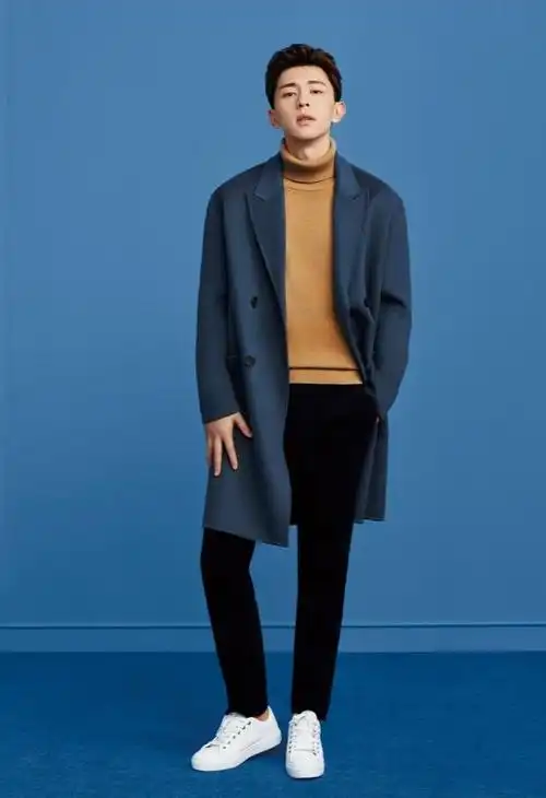 邓伦身穿一件黄色毛衣,选用高领设计,不仅保暖,还增添了几分酷酷的