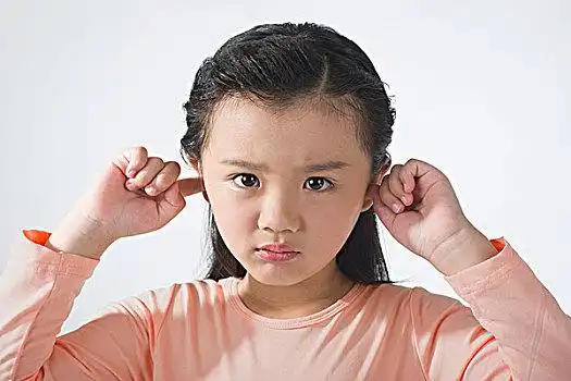 生气撅嘴的小女孩