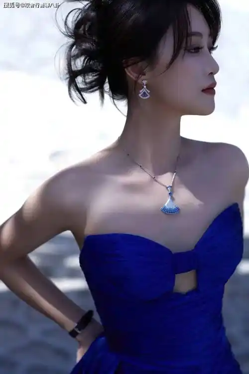 蓝盈莹电影节造型照,高开衩裙露纤细美腿,身材凹凸有致性感撩人