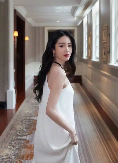 杨采钰穿白色露肩长裙超靓!雪肤玉貌笑出两个酒窝太抢眼_美得_穿着_身