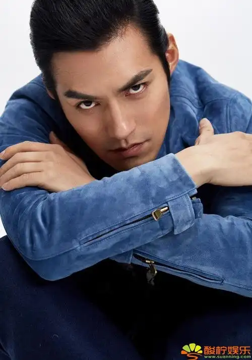 严屹宽写真展多面魅力 时尚穿搭个性十足 - 酸柠明星写真-娱乐明星