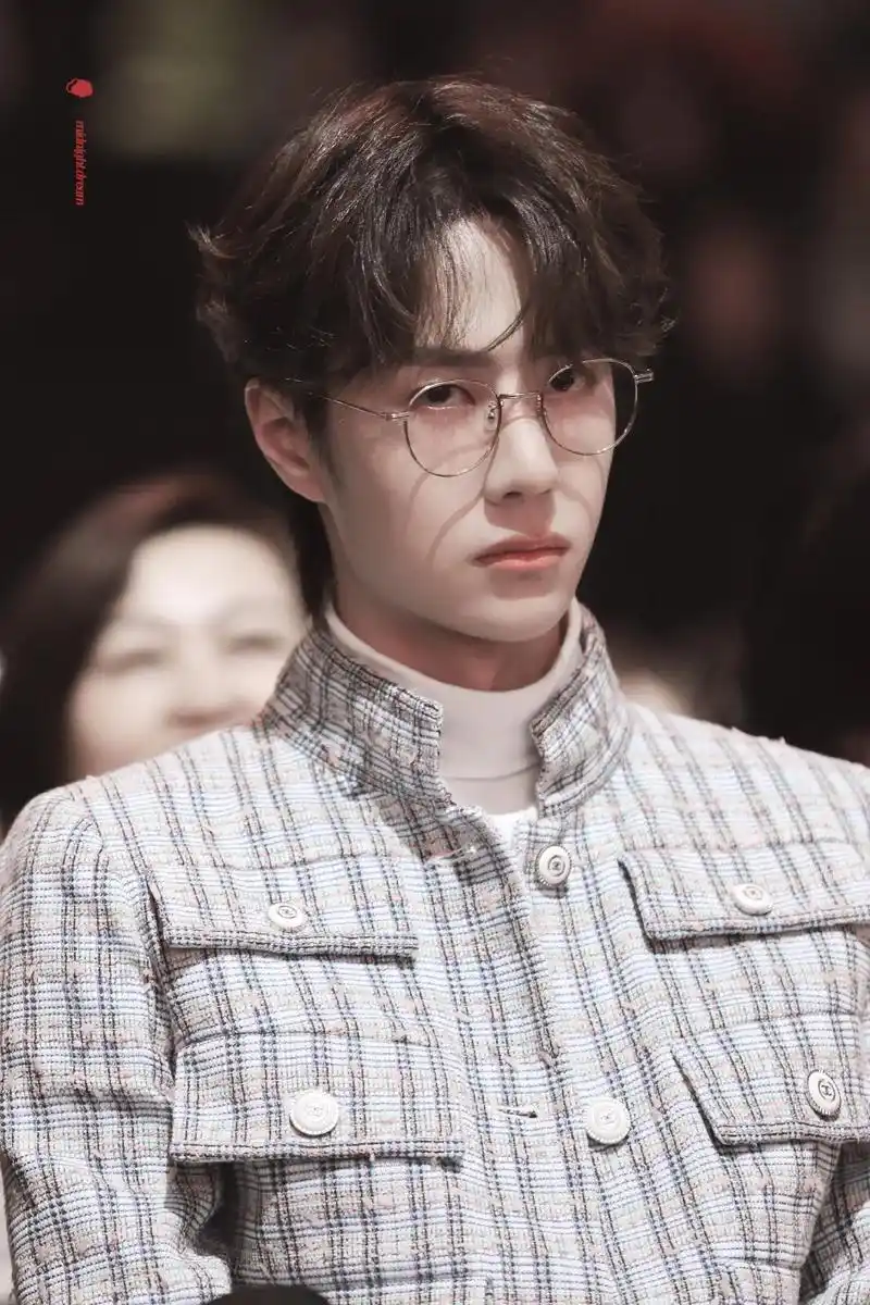 王一博 王一博戴眼镜帅呆了,谢谢,每次看到戴眼镜的你,脑海 - 兑趑