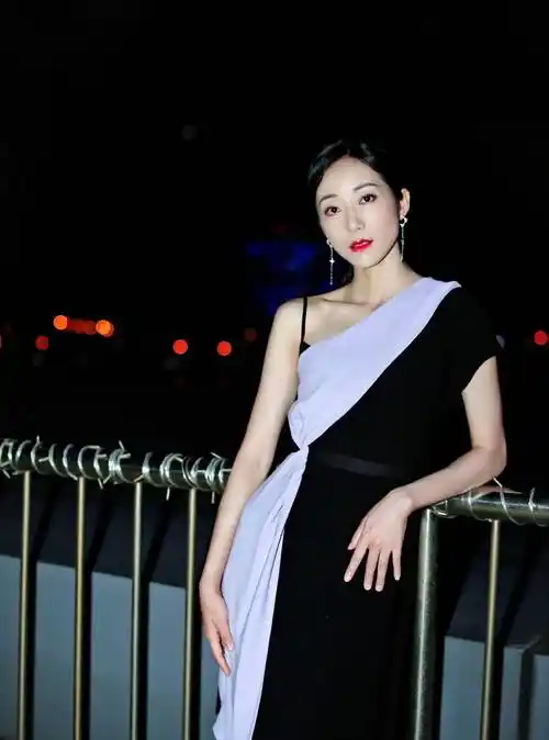 韩雪身穿黑色西装,气质优雅迷人,太美了!_时尚_魅力_身材