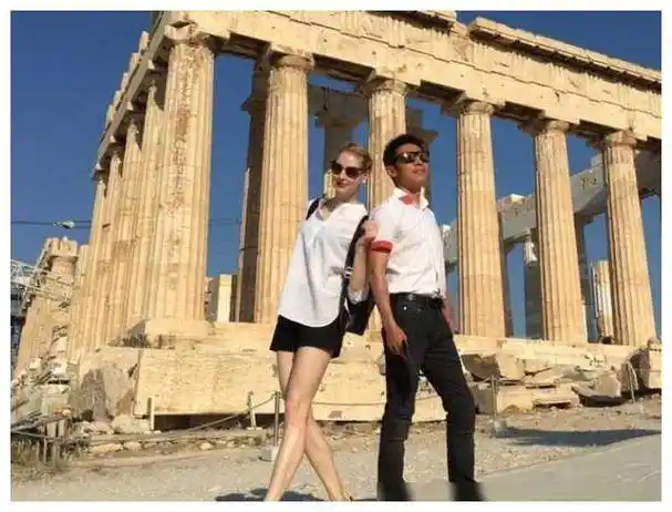 撒贝宁带儿女滑雪,疲倦落椅,妻子李白仍优雅,宛若风姿绰约.