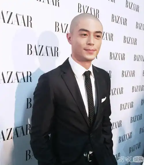 光头霍建华亮相慈善会希望心如多休息男孩女孩无所谓