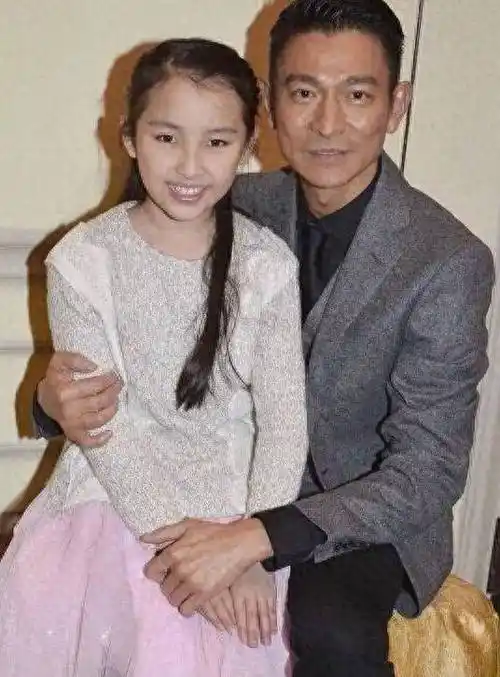 刘德华,一个在银幕上屡展多面的演员,他的穿搭总是那么精准,仿佛每一