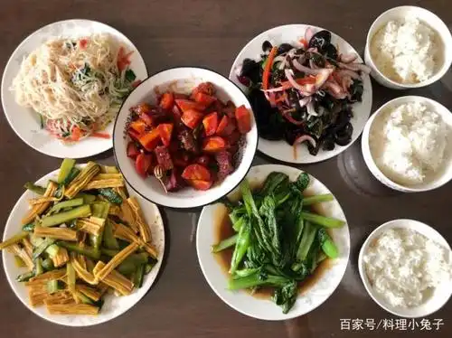 我家午餐这样吃,4素1荤5个家常菜,好吃不贵,合家人胃口