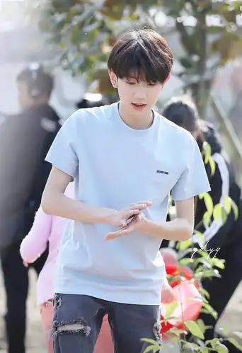 王源的夏日清新穿搭 可盐可甜形象满分