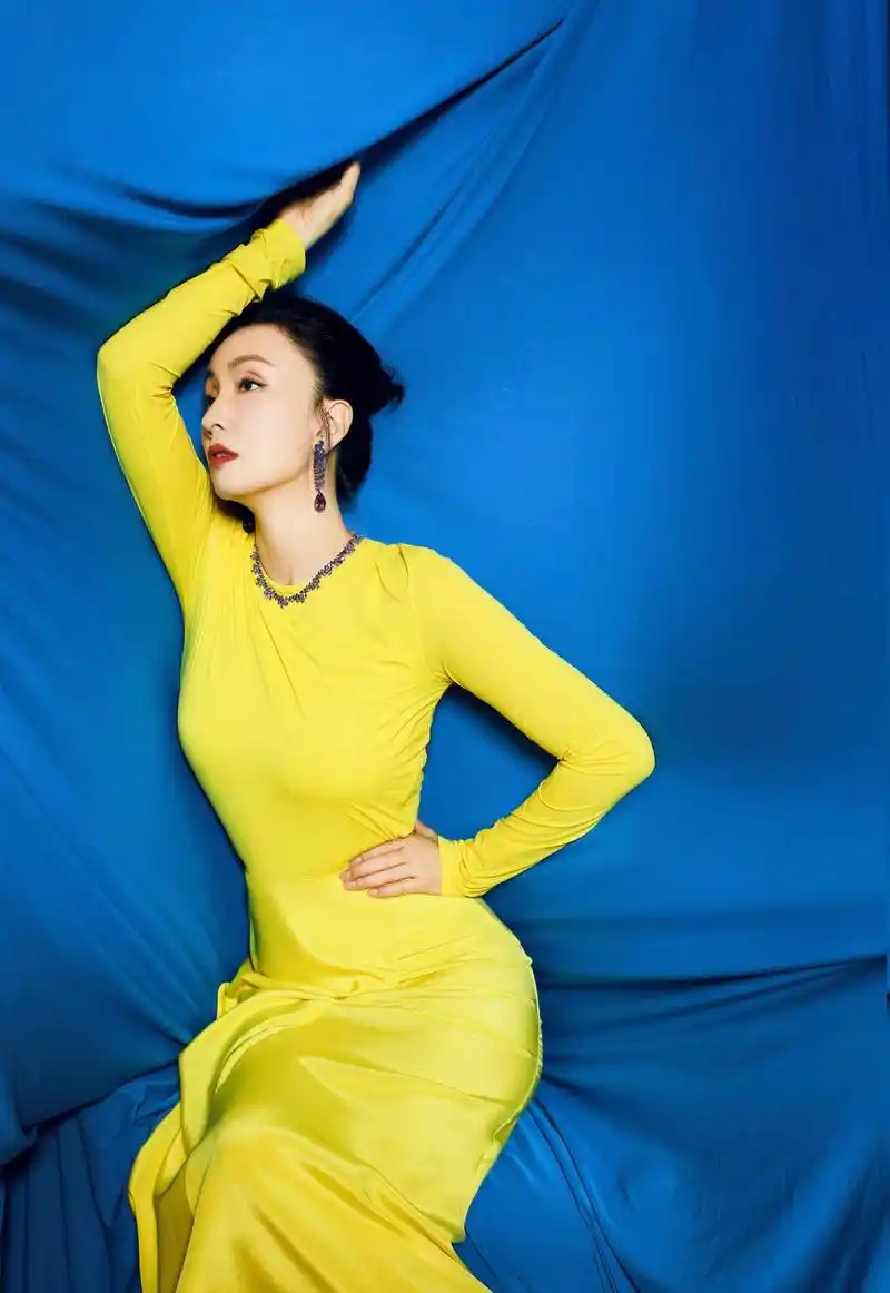 岁月从不败美人陶虹穿柠檬黄裙拍写真眼神深邃气质高雅