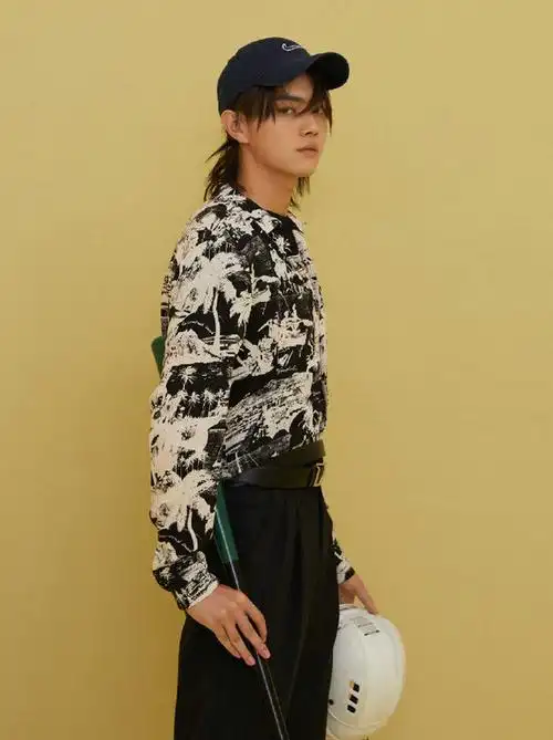 许凯身穿 allsaints 印花衬衫受《时尚芭莎》 的拍摄邀约-美乐淘潮牌