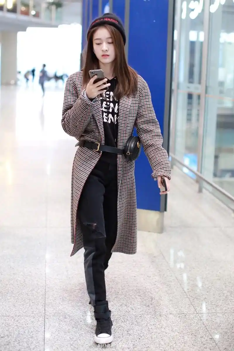 张雪迎素颜现身机场 复古大衣难掩少女灵气
