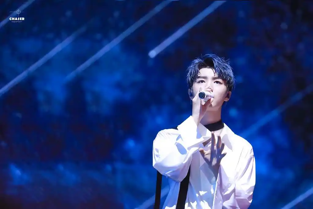 王俊凯,你在蓝色背景里仙的跟烟快融为一体了!