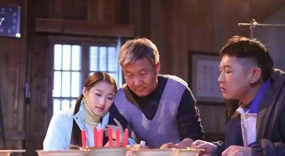 关晓彤翻车?网友喊话鹿晗出来分流_奶茶店_闺女_国民