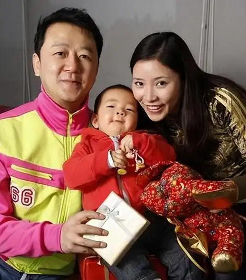 回顾郭涛娶小15岁美娇妻婚后连生两胎如今事业有成幸福美满