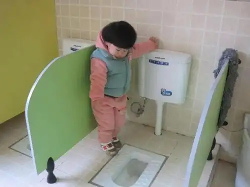 孩子不愿意在幼儿园上厕所,是害怕还是另有隐情?妈妈们要明白