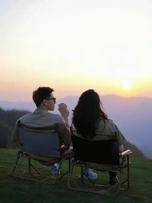 情侣不露脸拍照姿势92氛围感拿捏了