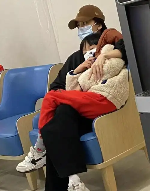 angelababy带小海绵看急诊憔悴暴瘦出青筋母子俩令人心疼