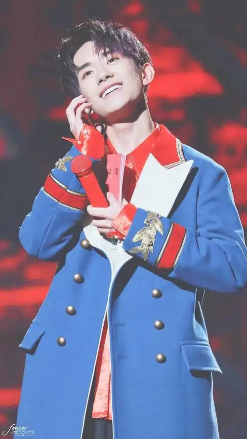 求易烊千玺笑得很开心的图片