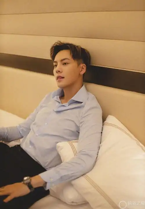 陈伟霆新拍的香奈儿腕表广告 帅炸了