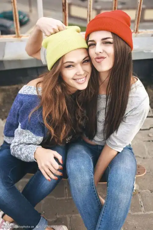 关键词:俯拍视角闺蜜照图片素材 闺蜜照 俯拍 时尚 活力 青春 可爱