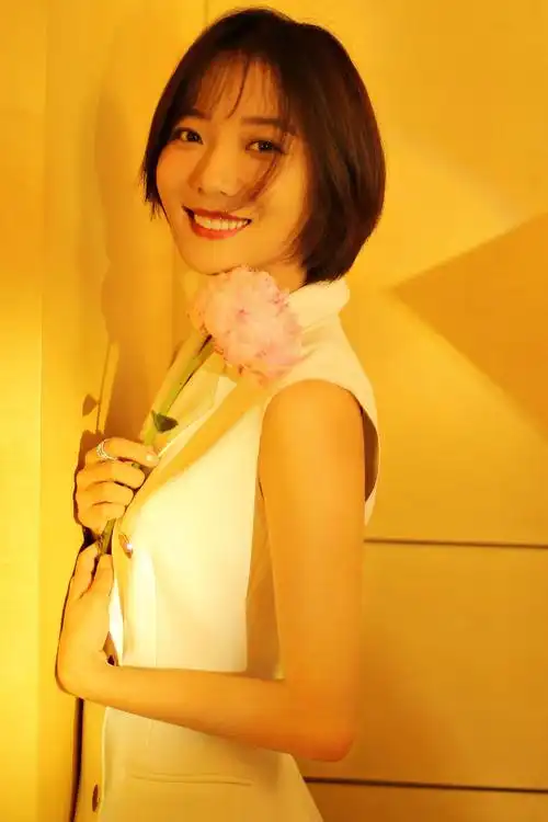 简介:王珞丹优雅知性唯美光影写真图片,分享一组王珞丹图片给大家,图