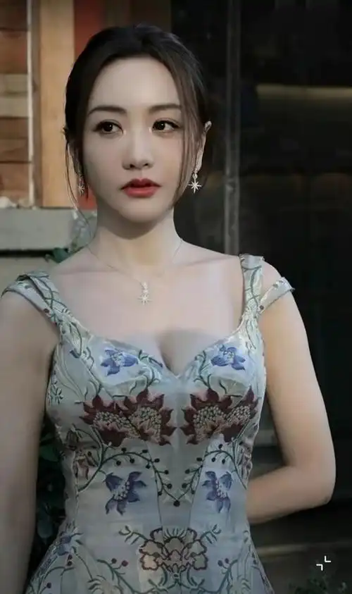 杨蓉一袭吊带印花连衣裙,尽显复古的优雅与时尚的风采