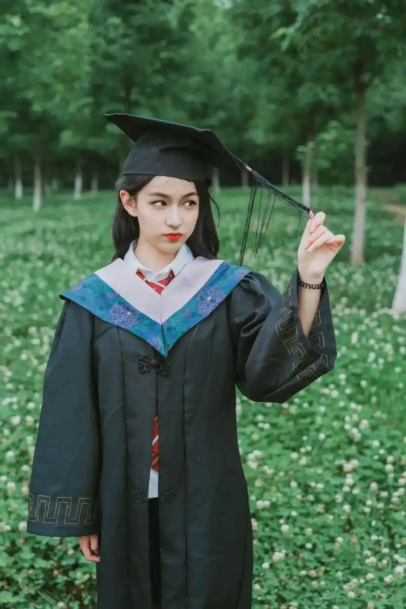 学士服单人毕业照如何拍呢?