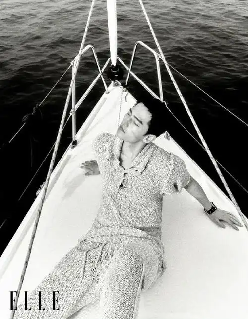 组图杨洋海上逐浪大片好洒脱着卡其色大衣赤脚迎风惬意悠然