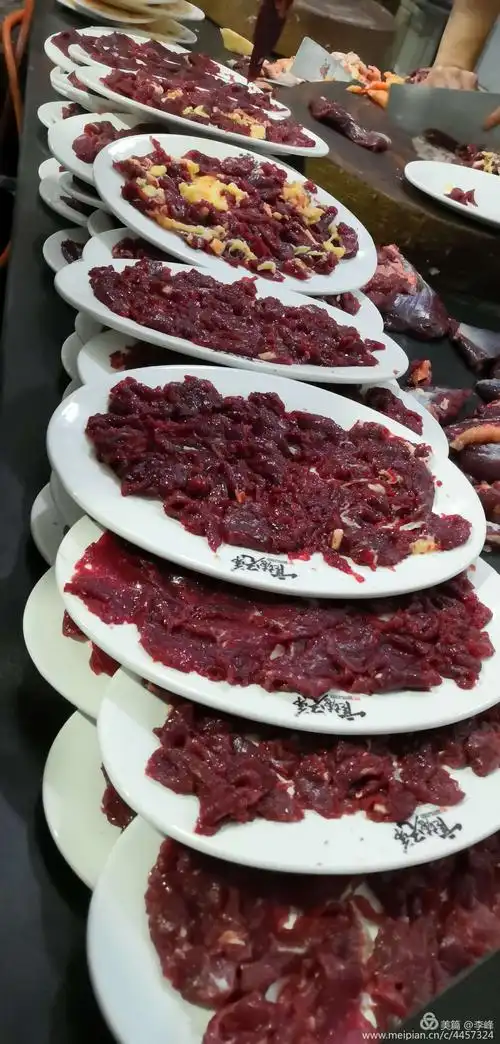 这是在后厨拍的切好摆盘的牛肉!