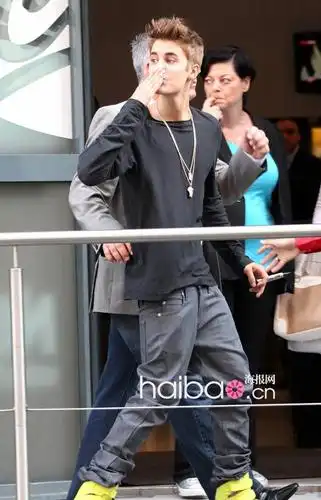 贾斯丁比伯身高多高,贾斯丁比伯实际身高,贾斯汀比伯身高对比_大山谷