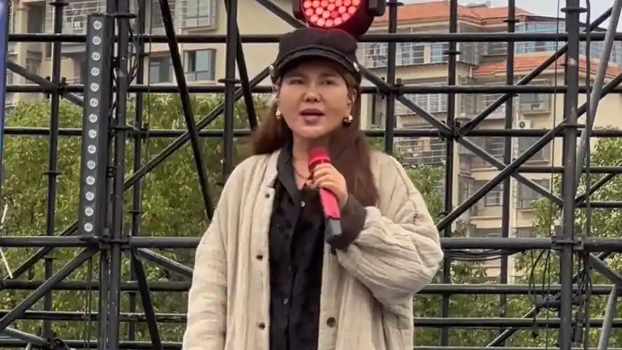 乌兰图雅坚持提前彩排 敬业精神没得说