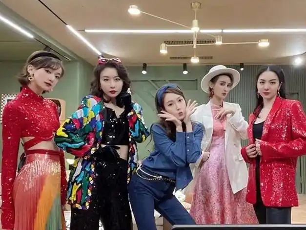 张歆艺新发型堪比"整容",烫微卷长发上班撞脸姚笛,形象大变样|露脐装