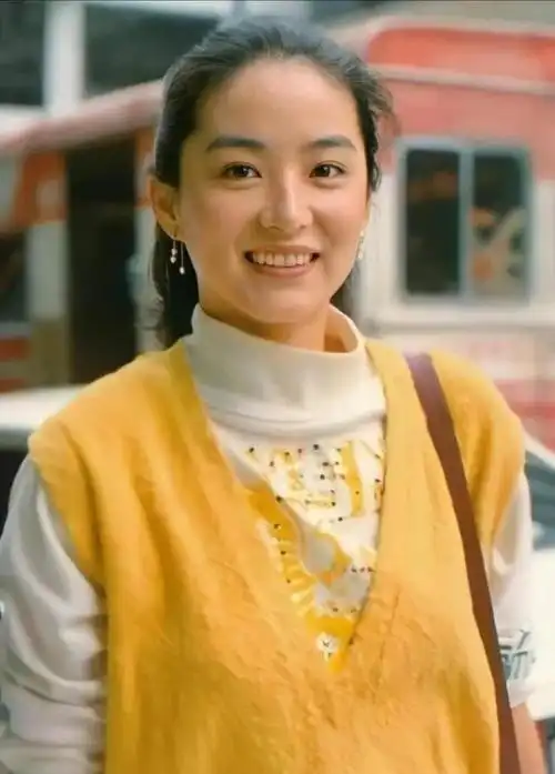 林青霞活了一场漂亮的人生年轻时穿衣好潮晚年老态也是时髦人