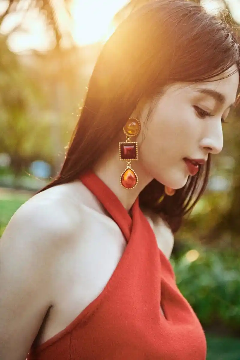 张俪# 一袭红色挂脖露背连衣裙,肤白貌美的容颜,白皙水嫩的肌肤,婺热