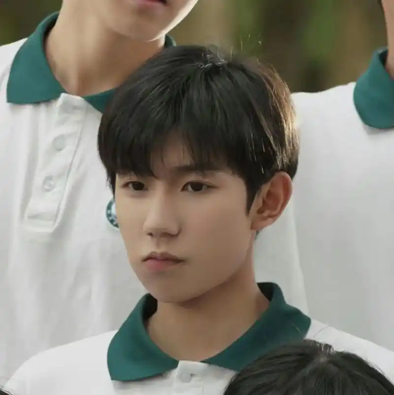 王源终于拍到高中毕业照啦.