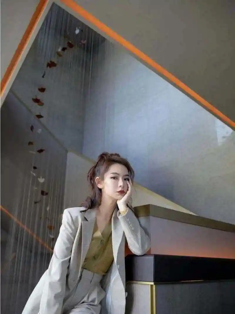 戚薇和李承铉最新时尚大片来喽.