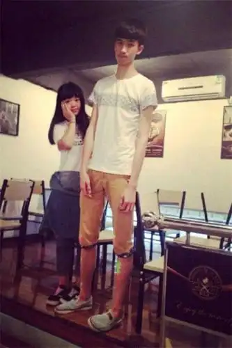 实拍情侣身高差距合影照,网友们直呼太萌了