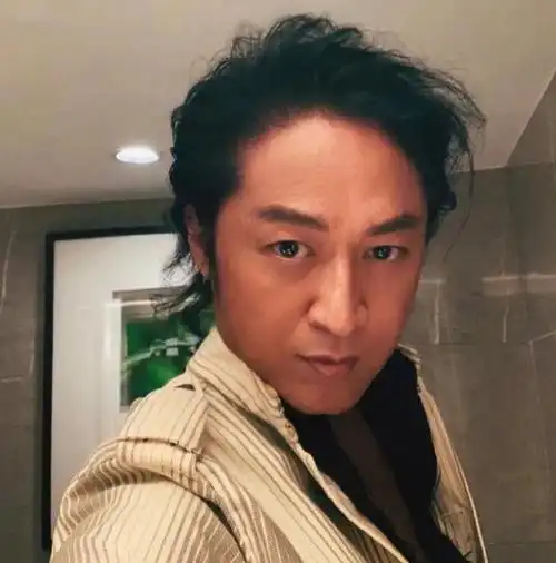 59岁马景涛商场走穴深情演唱状态好离异后养育两个孩童显辛酸