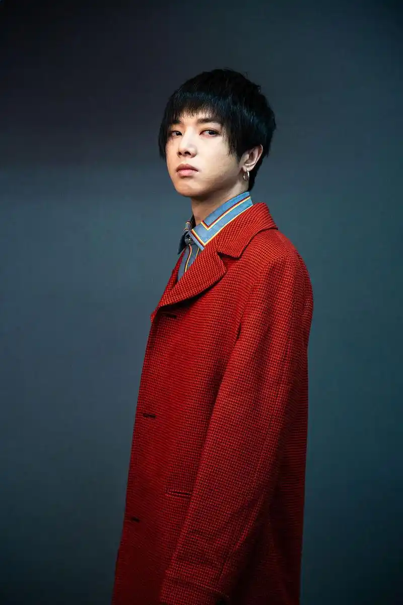 5月4日凌晨三点,华晨宇在烟台海滩办了场别开生面的演唱会,邀请歌迷们