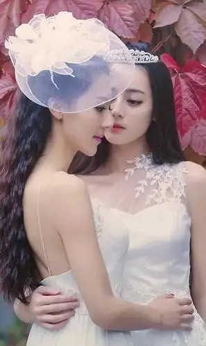 白色尽显清纯看angelababy和迪丽热巴, 同穿白色裙装!