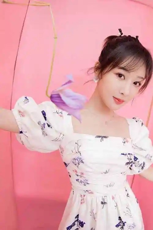 杨紫照片杨紫穿白色印花长裙拍写真